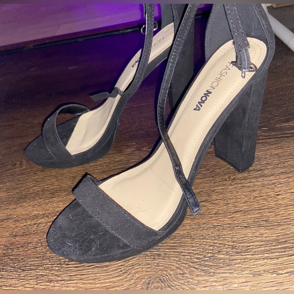 fashion nova- never worn black heels size 8.5 - Picture 2 of 2